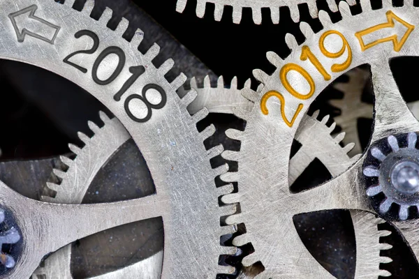 歯輪機構番号 2018 2019 きれいな金属表面上に刻印のマクロ写真新しい年の概念 — ストック写真