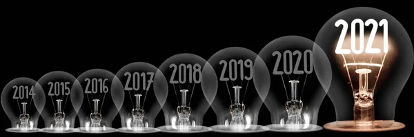 Горизонтальная Группа Светящейся Лампочки Волокном Форме Нового 2021 Года Тусклыми — стоковое фото