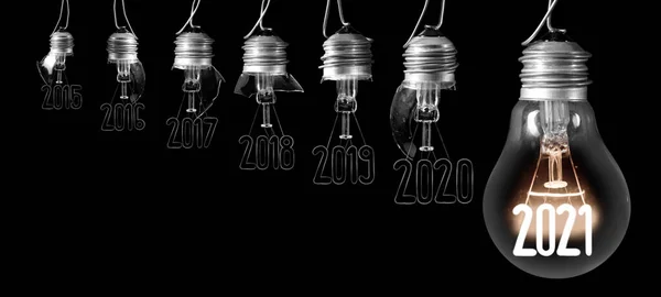 Horizontální Skupina Svítící Žárovky Vláknem Tvaru Nového Roku 2021 Stmívané — Stock fotografie