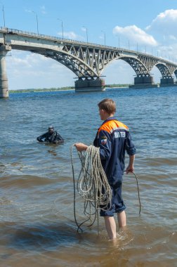 Saratov, Rusya Federasyonu - 11 Temmuz 2008: Kurtarma ekipleri boğulan bir adama Volga Nehri alttan almak hazırlanıyorlar