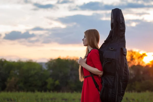 Mujer Vestido Rojo Viajando Con Violonchelo Aire Libre — Foto de Stock