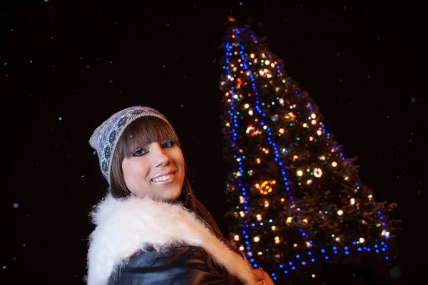 Krásná Letá Dívka Poblíž Velké Vánoční Stromeček — Stock fotografie