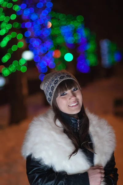 Piękna Dziewczyna Biały Szal Pobliżu New Year Oświetlenie — Zdjęcie stockowe