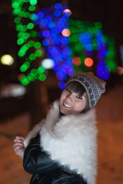 新年の照明の近く白いショールで美しい少女 — ストック写真