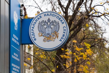 Saratov, Rusya - 12 Kasım 2017: Rusya'nın Federal Vergi Servisi giriş işareti yatay