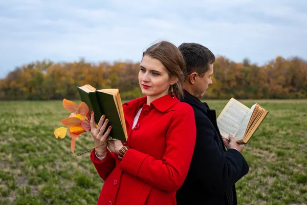Hombre Mujer Leyendo Libros Otoño Aire Libre — Foto de Stock