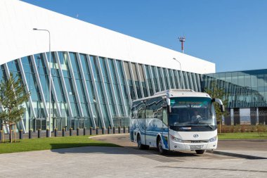 Saratov, Rusya - 22 Ağustos 2019: Gagarin havaalanında otobüs