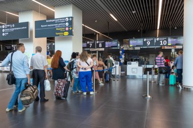 Saratov, Rusya - 22 Ağustos 2019: Gagarin havaalanı terminalindeki yolcular