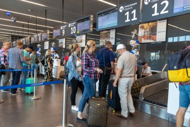 Saratov, Rusya - 22 Ağustos 2019: Gagarin havaalanı terminalindeki yolcular