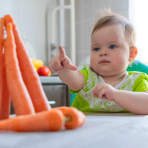 Menina Meses Idade Brincando Com Cenouras Dentro Casa — Fotografia de Stock