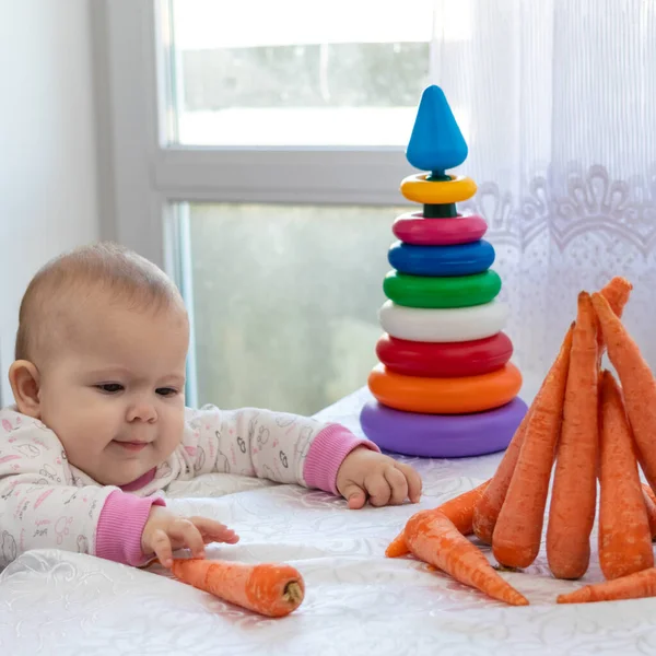 Bebé Niña Meses Jugando Con Zanahorias Interior — Foto de Stock