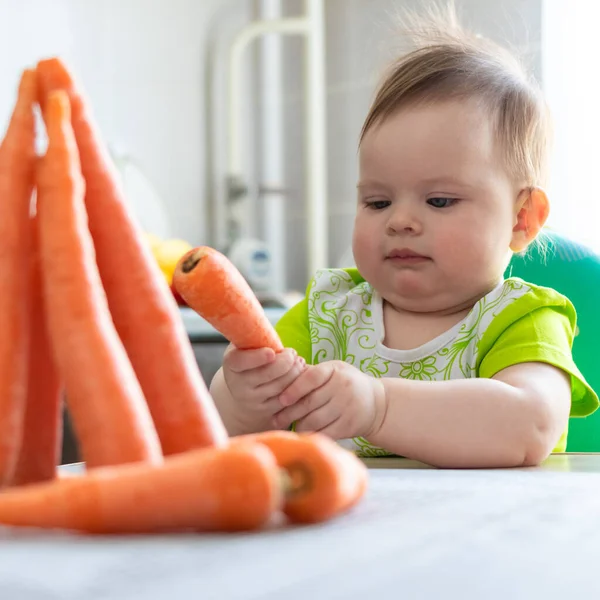 Menina Meses Idade Brincando Com Cenouras Dentro Casa Imagens Royalty-Free