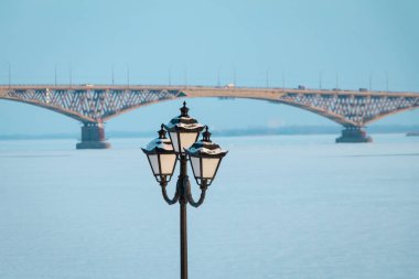 Volga nehri üzerindeki köprü ve kışın Rusya 'da Saratov yakınlarında bir sokak lambası.
