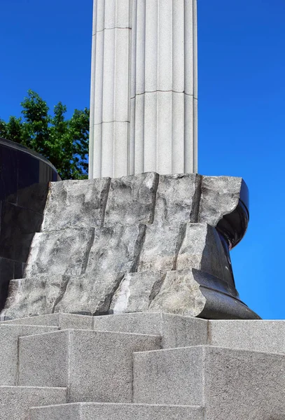 Columna Mármol Blanco Sobre Una Base Granito Varios Niveles —  Fotos de Stock