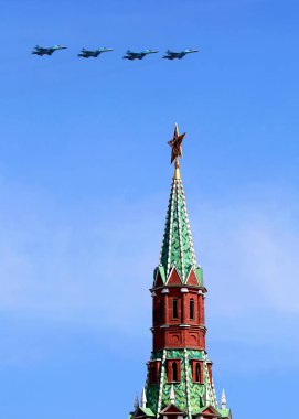 Rus Hava Kuvvetleri 2018 yılında Moskova Mai 4, Moskova Kremlin eski kule üzerinde uçan uçak Moskova Mai 4 mücadele.