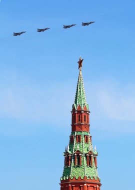 Rus Hava Kuvvetleri 2018 yılında Moskova Mai 4, Moskova Kremlin eski kule üzerinde uçan uçak Moskova Mai 4 mücadele.