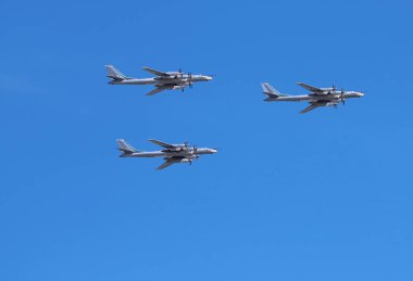 Moskova Mai 9 üç Rus uzun menzilli stratejik bombardıman uçakları Tu-95 ayı uçuşta Mai 9, 2018 yılında Moskova