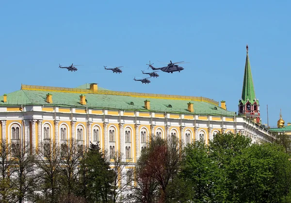 Moscow Mai Group Helicopters Moscow Kremlin Backdrop State Flag Russian — Stock Photo, Image