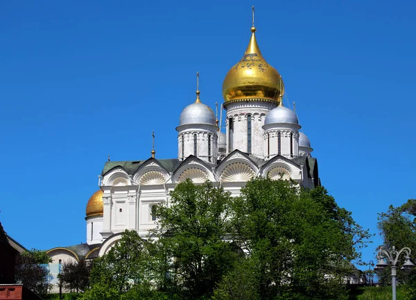 Moscow Mai Näkymä Muinaisista Katedraaleista Kultaisine Kupoleineen Moskovassa Kemlin Mai — kuvapankkivalokuva