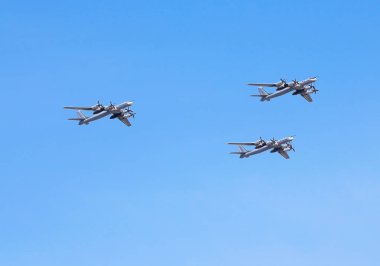 Üç Rus uzun menzilli stratejik bombardıman Tu 95 ayı uçuş