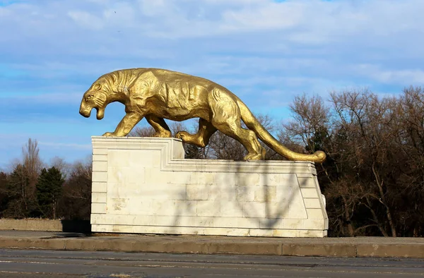 Skulptur Med Bild Kaukasiska Leopard Brons Färg Vit Sten Piedestal — Stockfoto