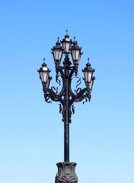 Lâmpada Rua Multiplafond Pólo Ferro Fundido Preto Contra Contexto Céu — Fotografia de Stock