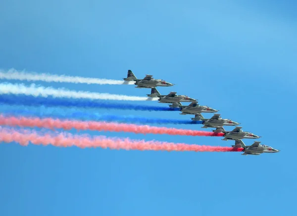 Moscow Mai Aviões Ataque Russos Deixam Rastro Vapor Multicolorido Tricolor — Fotografia de Stock