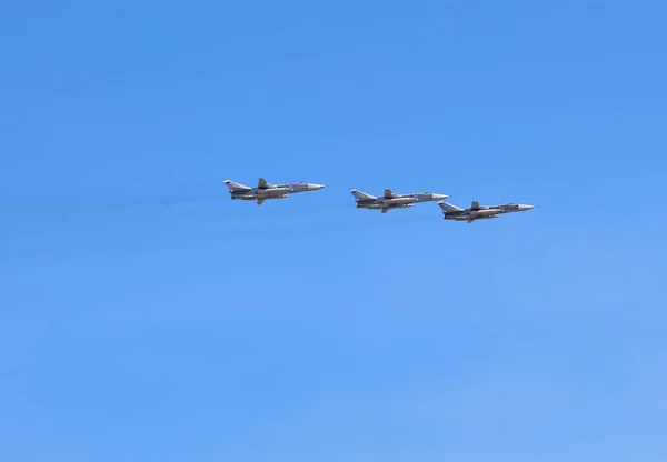 青い空を飛んでいるロシアの戦術爆撃機のグループ — ストック写真