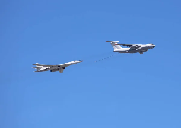 Refueling Russian Strategic Bomber 160 Tanker — Stock Photo, Image