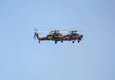 Uçuş iki savaş helikopteri 