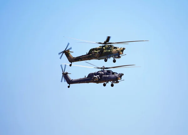 Dva bojové vrtulníky v letu — Stock fotografie