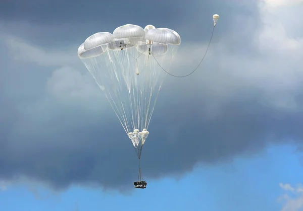 Afdaling door parachute — Stockfoto