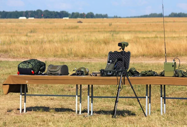 Militärisches Gerät und militärische Ausrüstung zur Ausstellung — Stockfoto