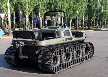 Kompakt tüm arazi aracı Damper su ve bataklık engellerin üstesinden yetenekli üzerinde