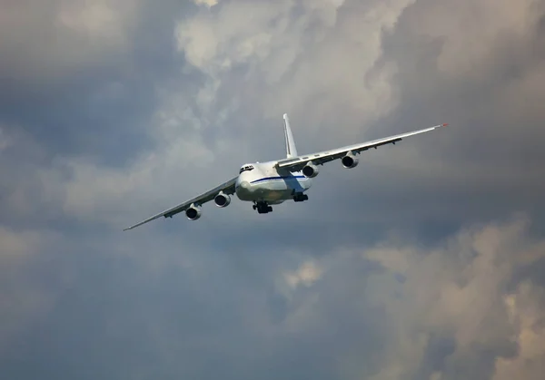 Heavy Long Range Transport Aircraft 124 Ruslan Makes Turn Approach — Stock Photo, Image