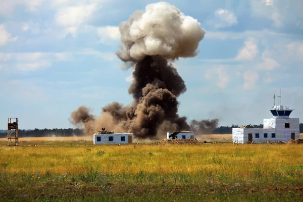 軍事目標を打ちながら爆発するミサイル発射機シェルのきのこ雲 — ストック写真