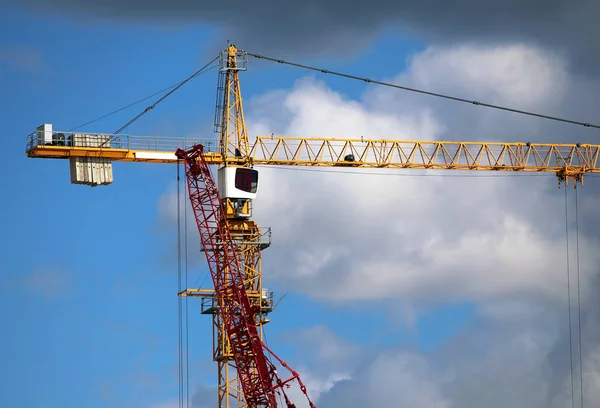 Bouw Kranen Achtergrond Van Bewolkte Hemel — Stockfoto