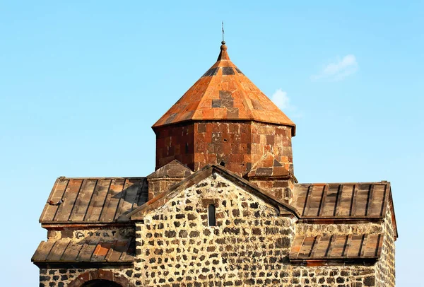 Antik Taş Kiliseler Açık Mavi Gökyüzü Arka Plan Üzerinde Üst — Stok fotoğraf