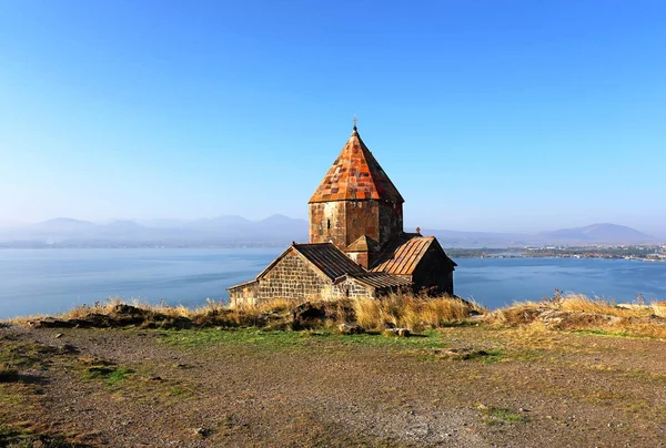 Пейзаж с древней церковью — стоковое фото