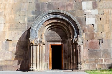 Onbirinci yüzyılda Ermeni Tapınağı girişine taş kemerli