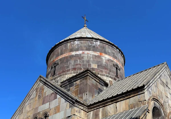 Kuppel Der Antiken Kirche Vor Blauem Himmel — Stockfoto