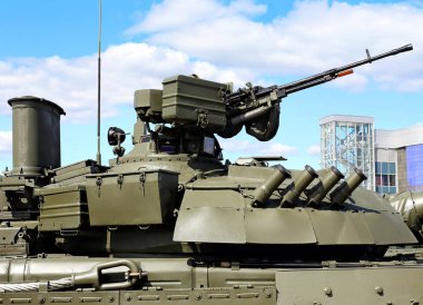 Tankın taret dönen bir platform üzerinde uçaksavar makineli tüfek ile