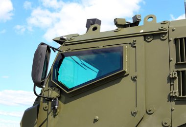 Taksinin bir ordu zırhlı araba yan pencere ve yan dikiz aynası sol kapı