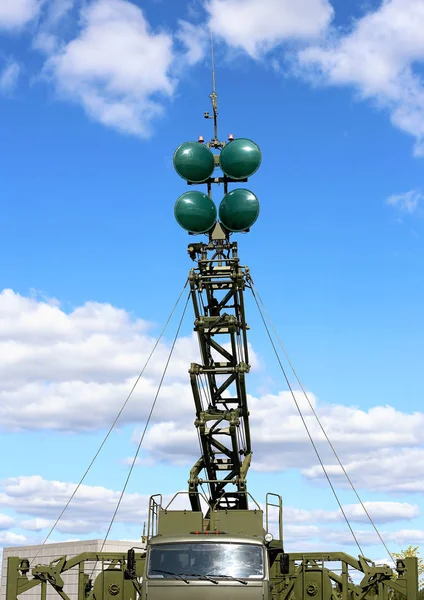 Antenna Del Campo Militare Complesso Comunicazione Radio Sull Albero — Foto Stock