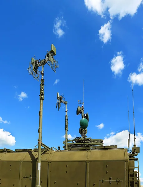 军事机动领域无线电通信综合体的天线在帆柱上 — 图库照片
