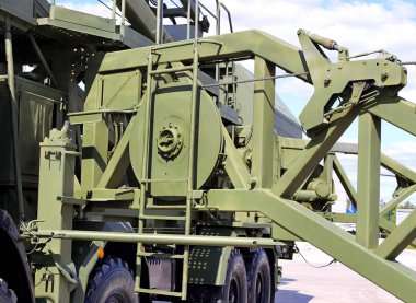 Çerçeve ile anten direği yükleme komutunu ve sinyal araç için platform ve döner destekler