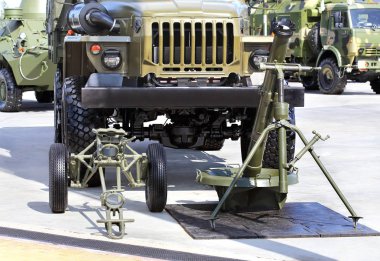 Tekerlek cihazın arka plan üzerine nakliye için bir ordu kamyonu ile 120 mmlik havan topu çekili