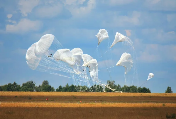Uitsterven Van Koepels Van Lading Parachute Systeem Landing — Stockfoto