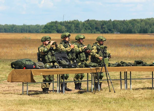 Fallschirmjäger Bei Feldübungen Demonstrieren Neue Modelle Von Ausrüstung Und Militärischem — Stockfoto