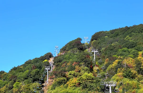 산기슭의 언덕에서 Chairlift 케이블 — 스톡 사진